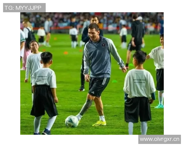 梅西训练引发球迷热潮自带便当混入场地成热议话题